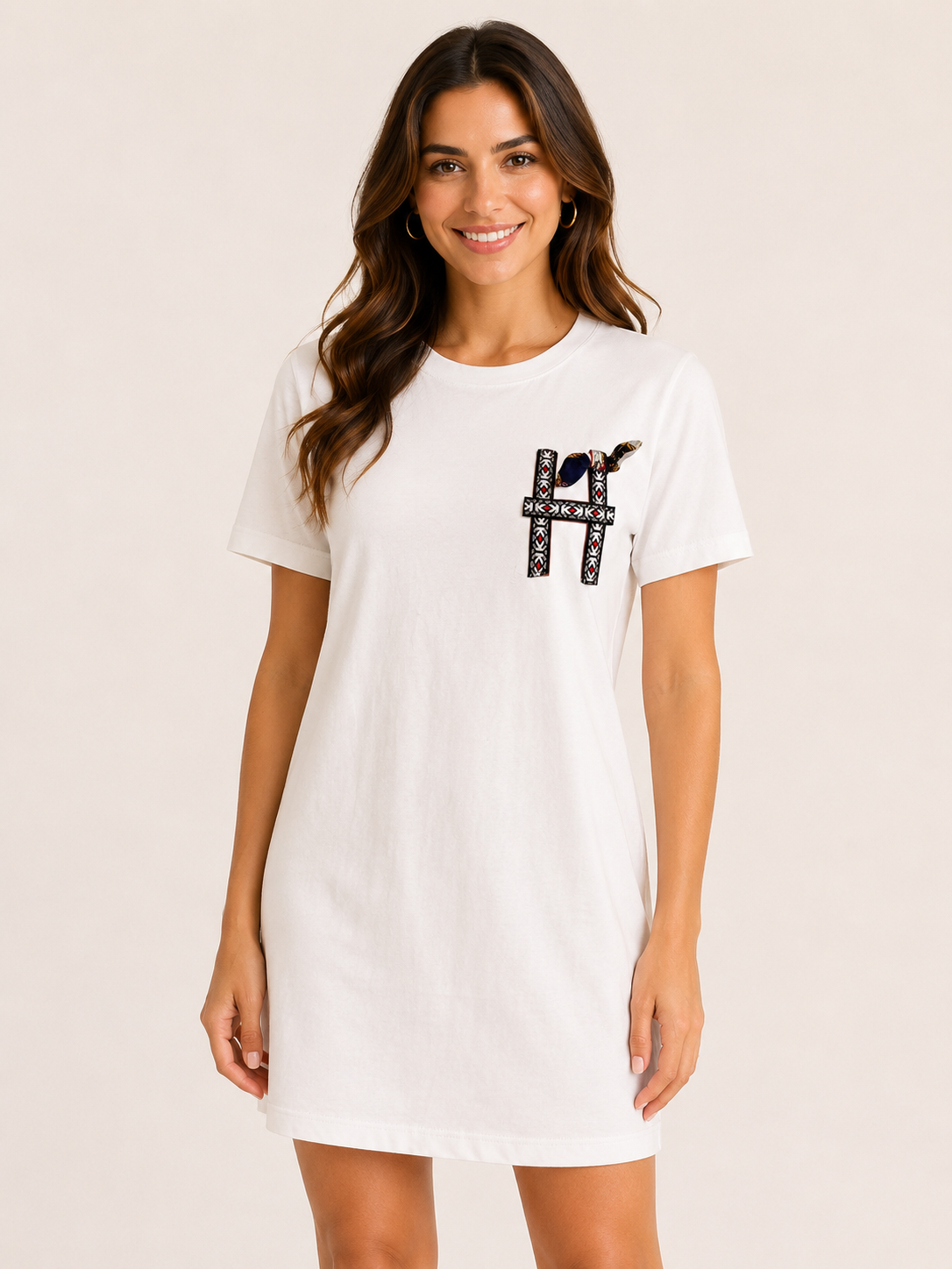 T-shirt OOTD con Dettaglio H e Foulard